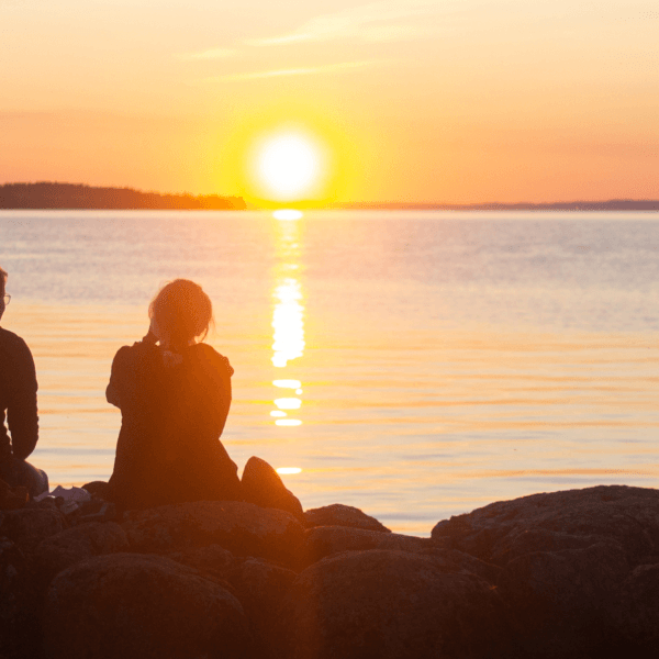 Par i solnedgång i Vadstena.