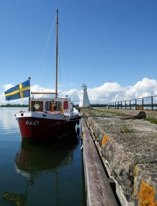 Båt med svensk flagga i Göta kanal.