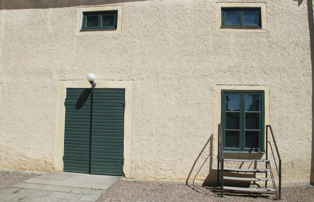 Fasaden ut mot Klosterträdgården.