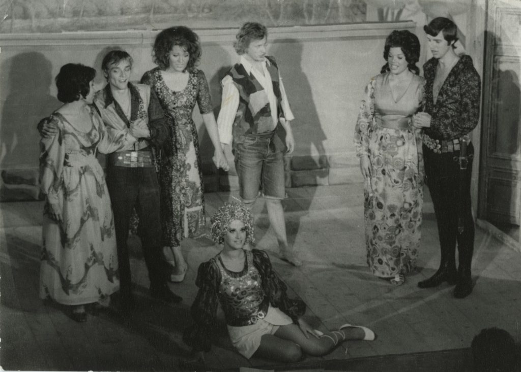 ”Av ont kommer gott” med bland andra Loa Falkman sattes upp på Gamla teatern 1971.