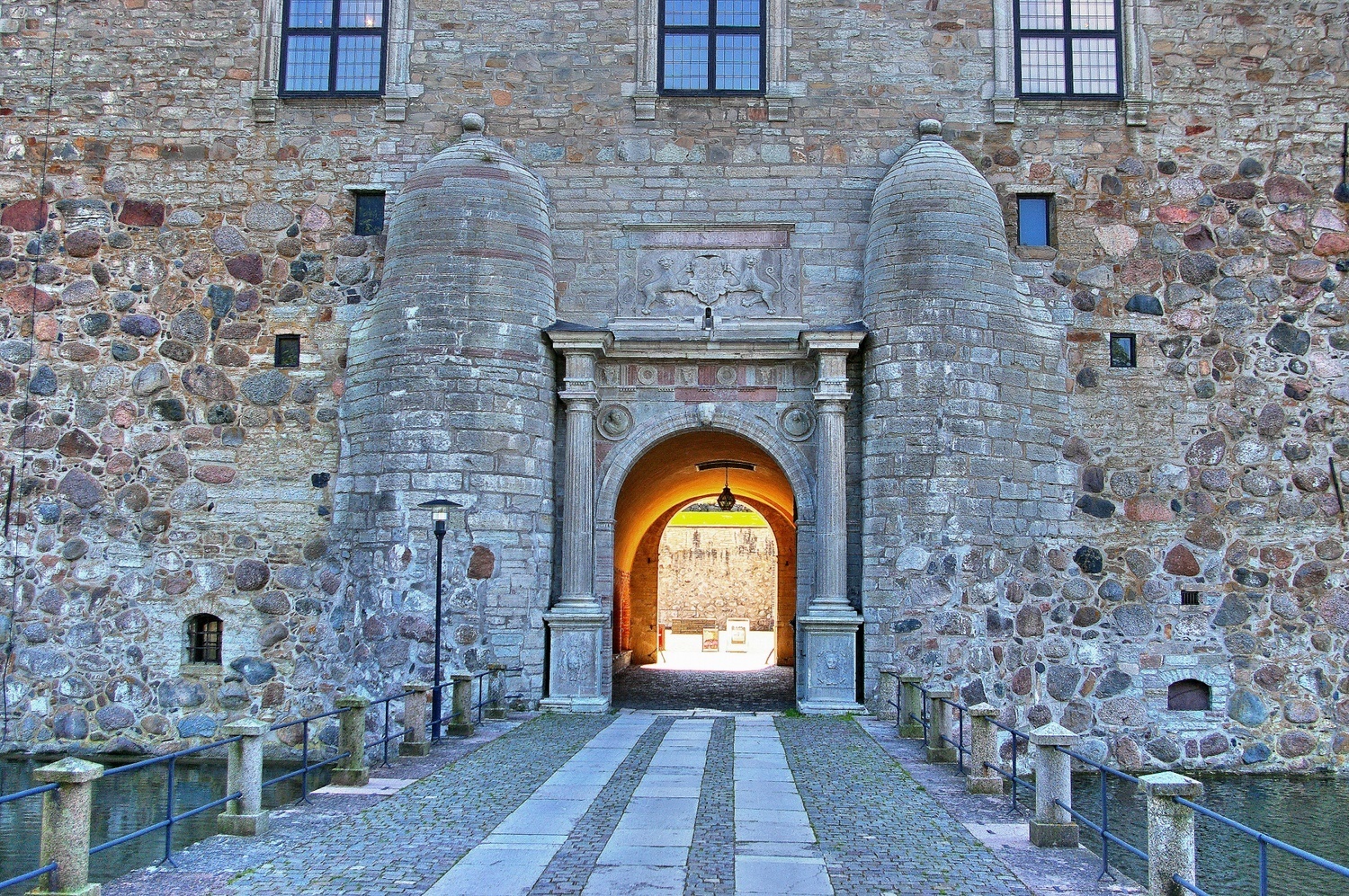 Port som leder in till Vadstena slott.