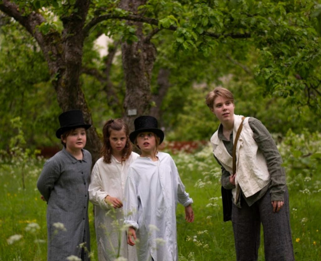 Barnskådespelare går i skogen.