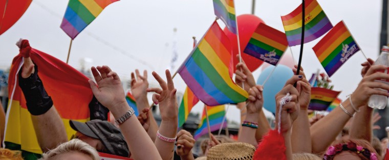 Vadstena Pride. Flaggor.