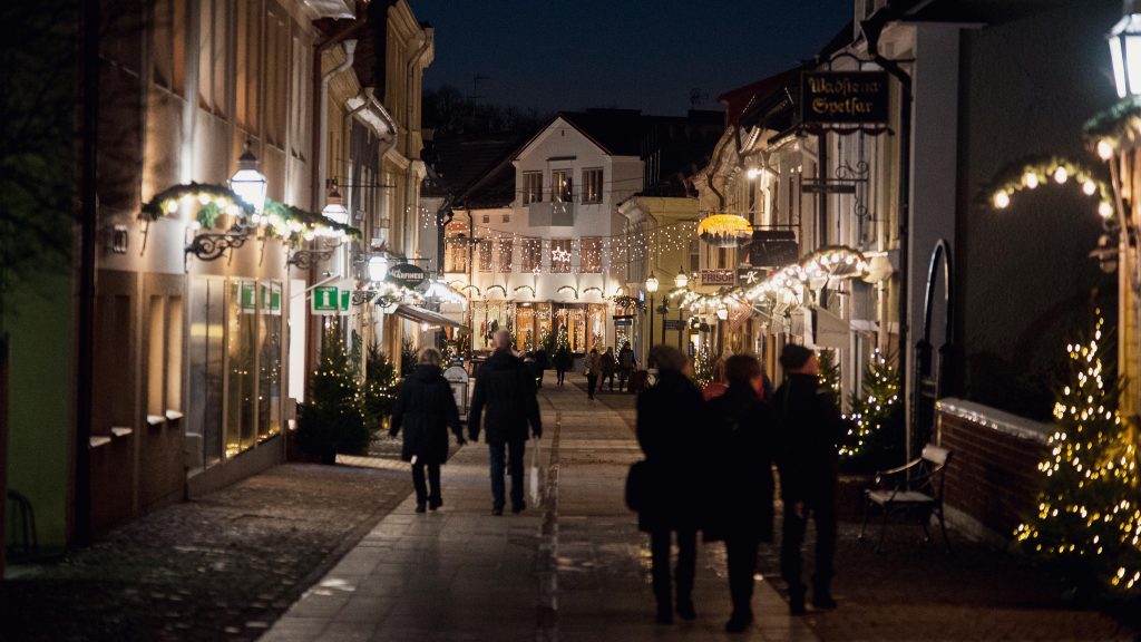 En shoppingtur längs Storgatan är ett måste i juletid.