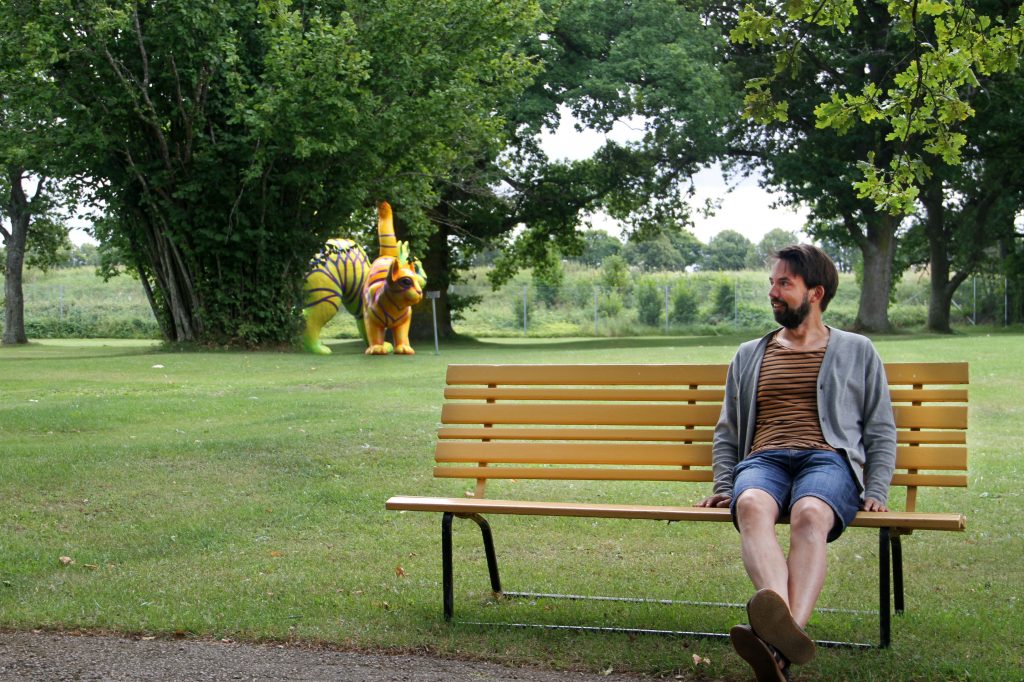 Martin på en gul parkbänk i Folkets park