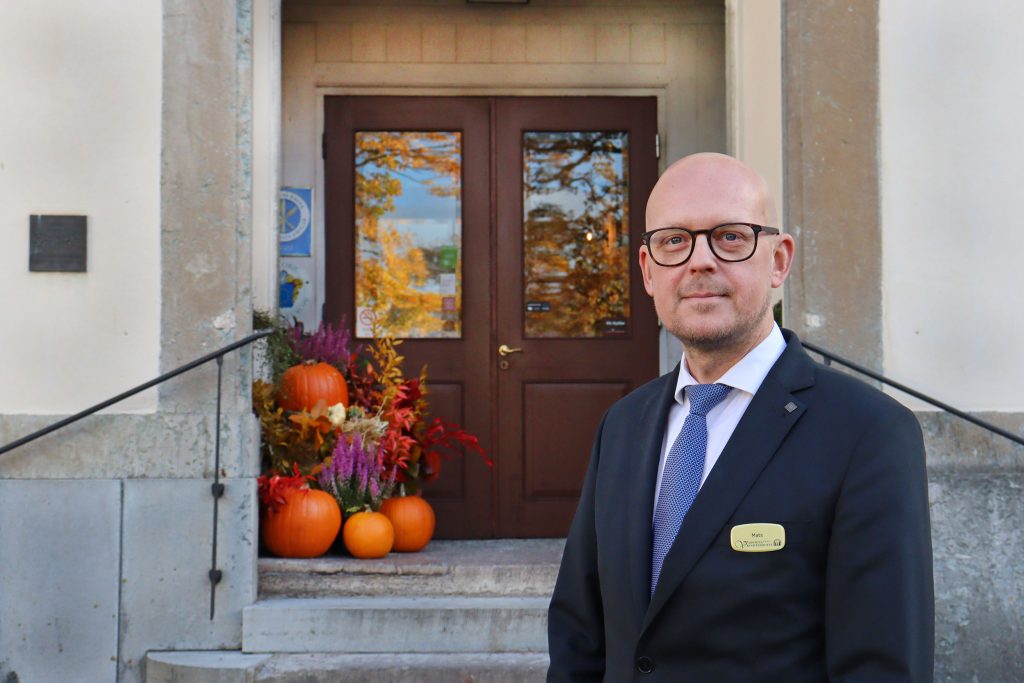 Mats Engstrand framför entrén till Vadstena klosterhotel