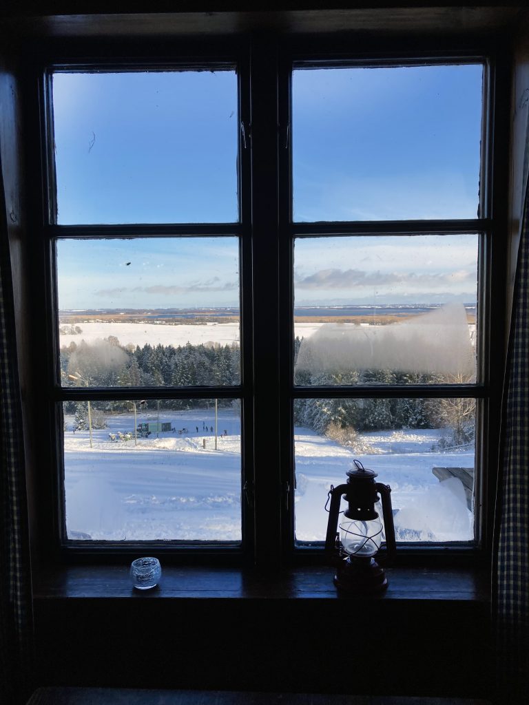 Utsikt genom fönstret i skidstugan på Omberg.