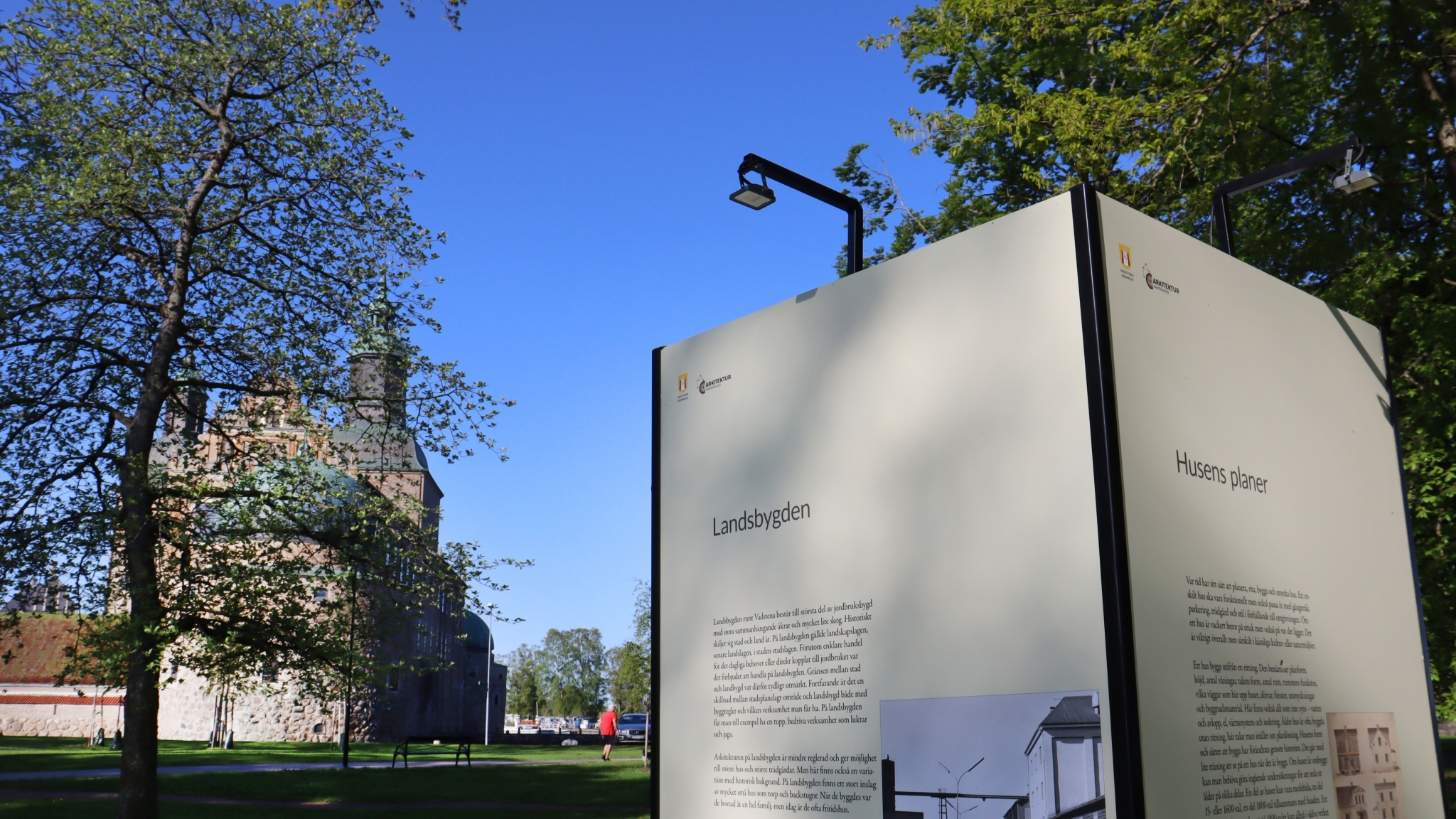 Utställningsmodul i Hamnparken med slottet i bakgrunden
