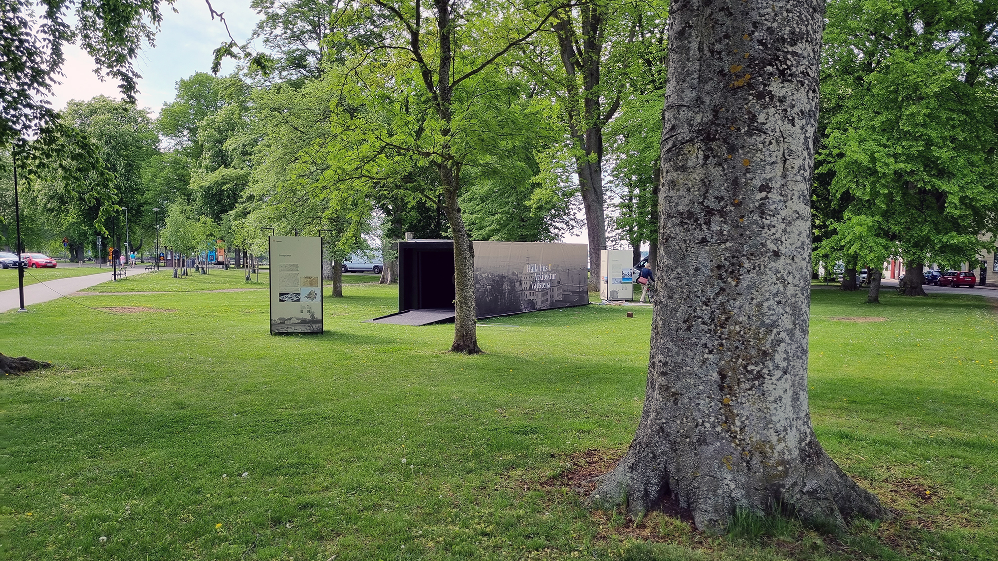 Bild i Hamnparken med paviljongen mellan träden