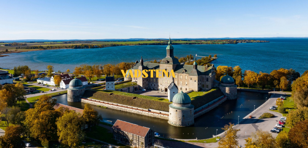 Texten Vadstena på ett foto över slottet