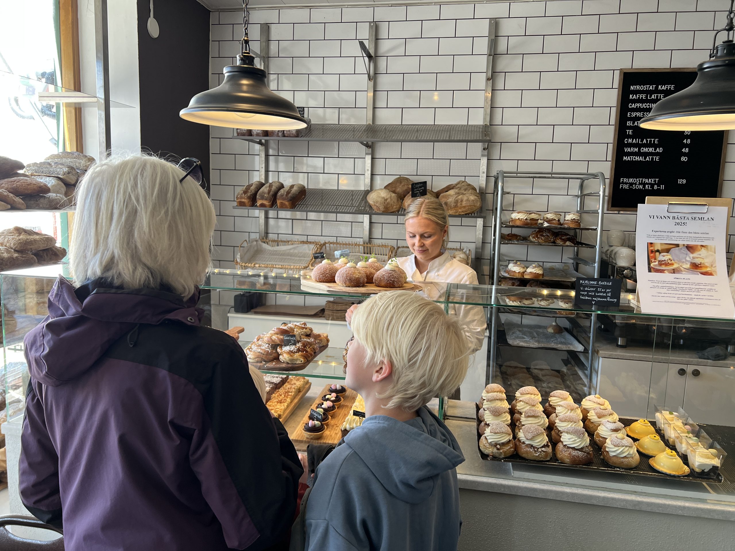 Kunder tas emot vid försäljningsdisk.