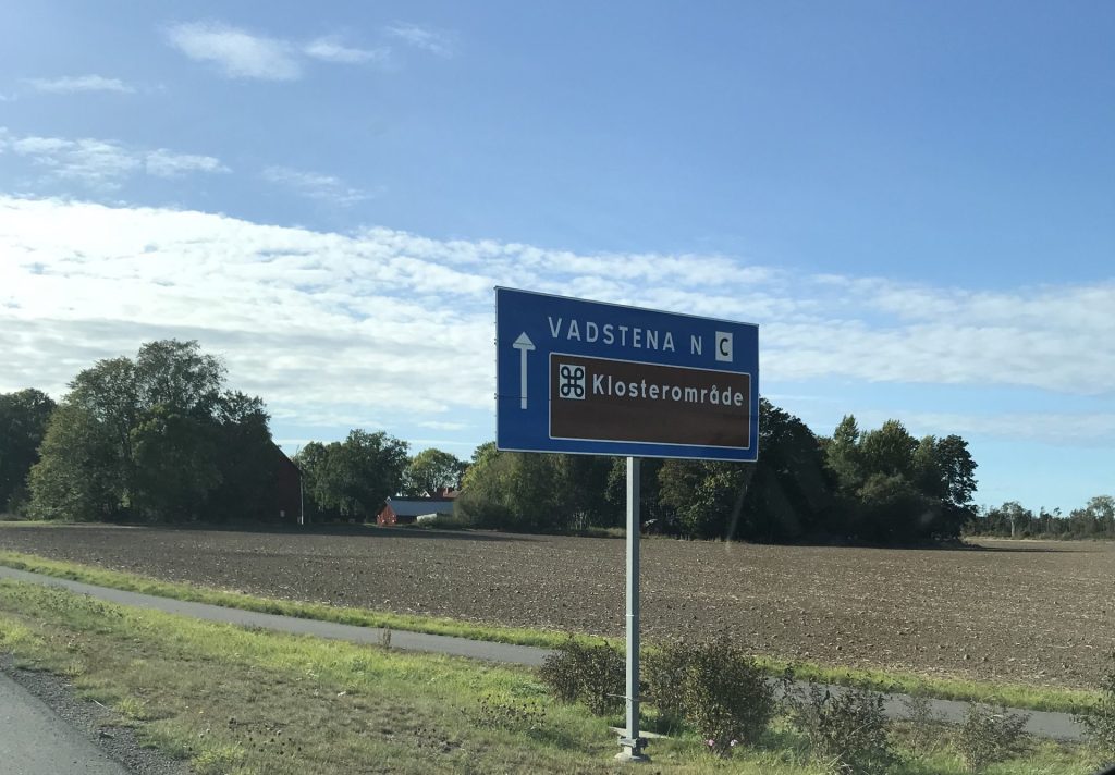Vägskylt med texten klosterområde och Vadstena