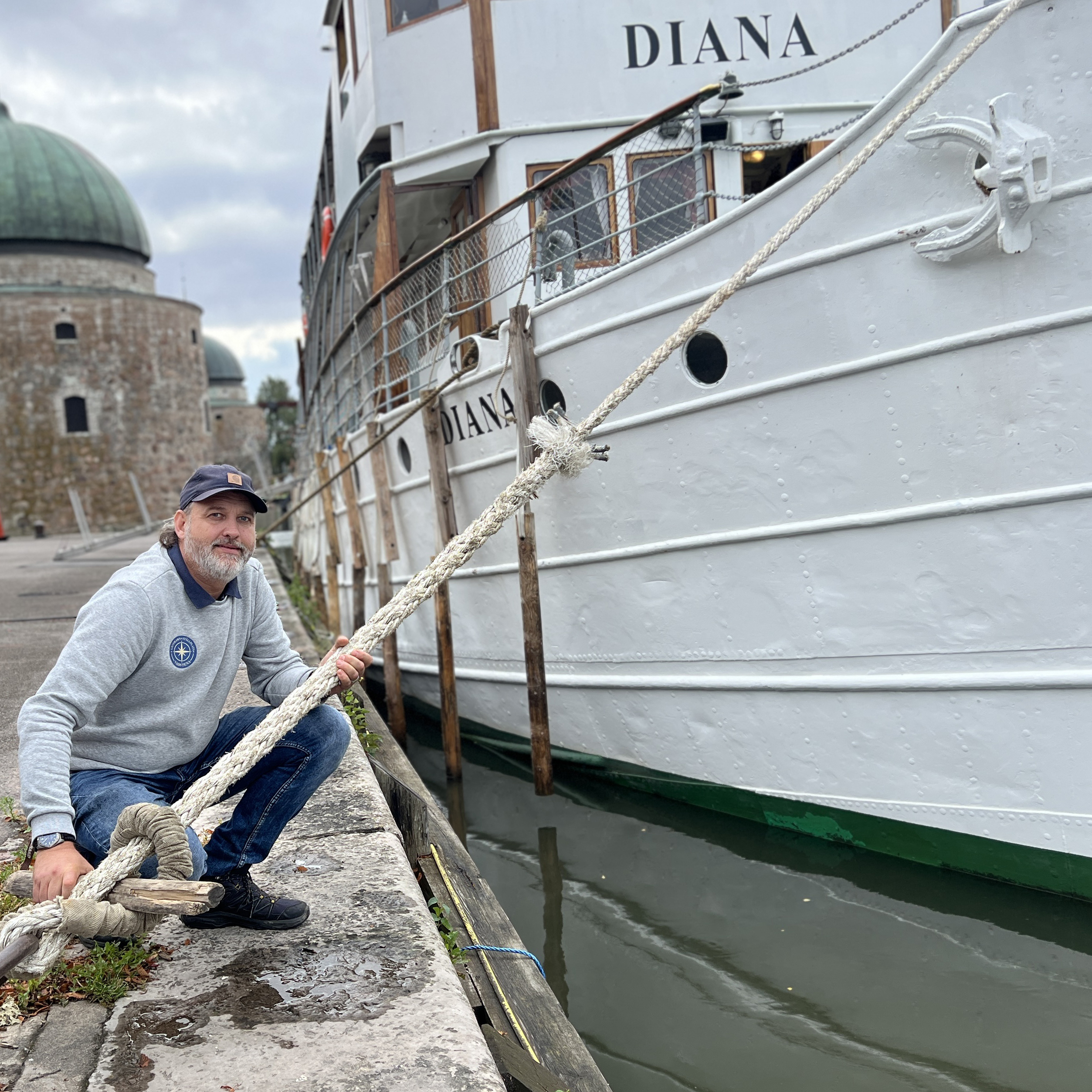 Johan på huk vid kanalbåten Diana