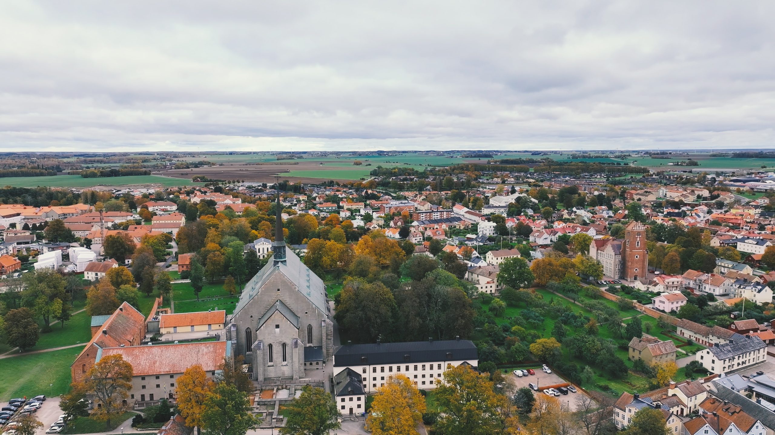 Tjej i flytväst på båt