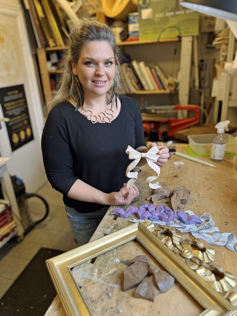 Elin framför kors i kyrkan