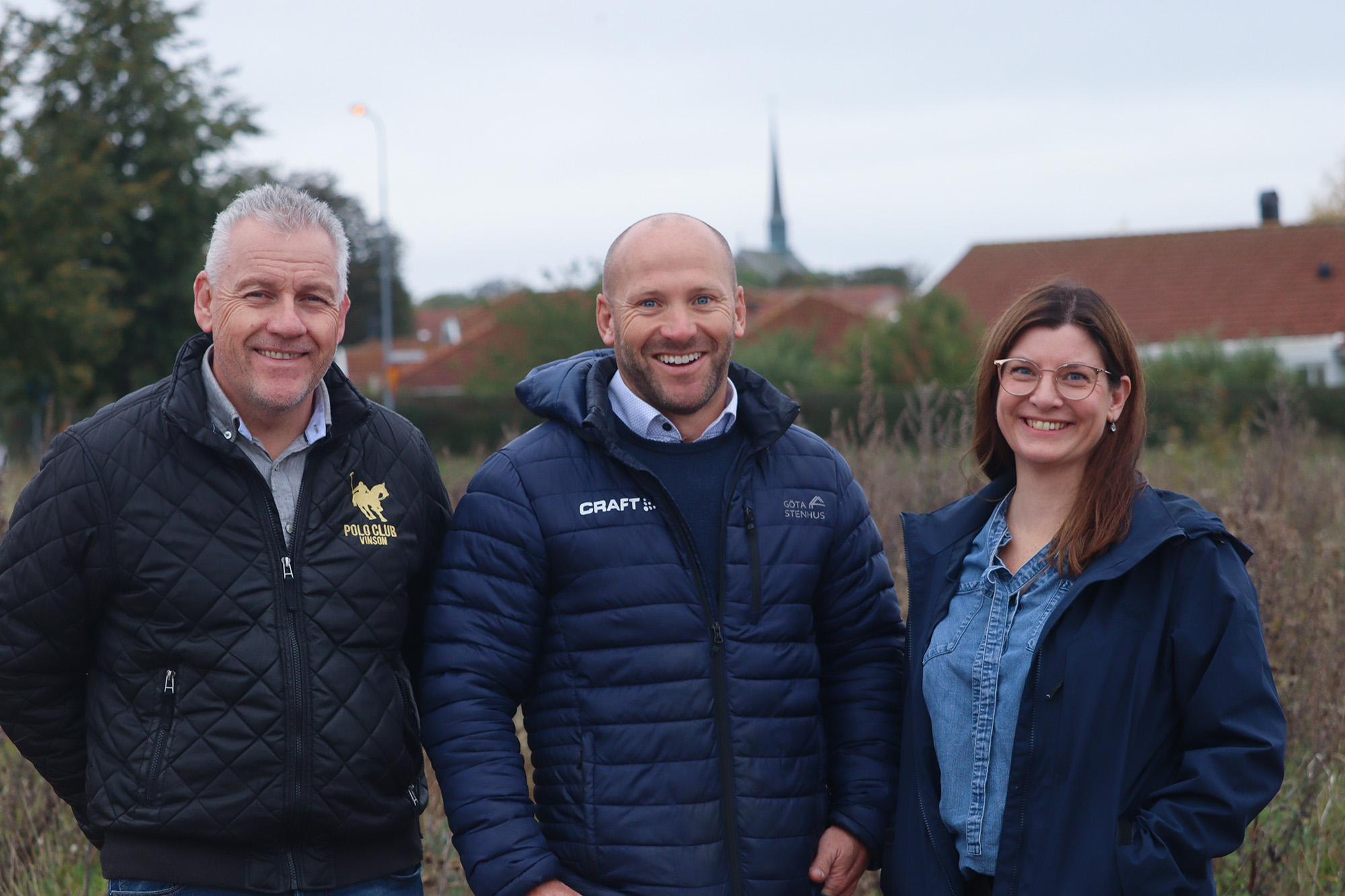 Mikael Lilja, Karl-Johan Johansson och Rebecka Bäck med staden i bakgrunden.