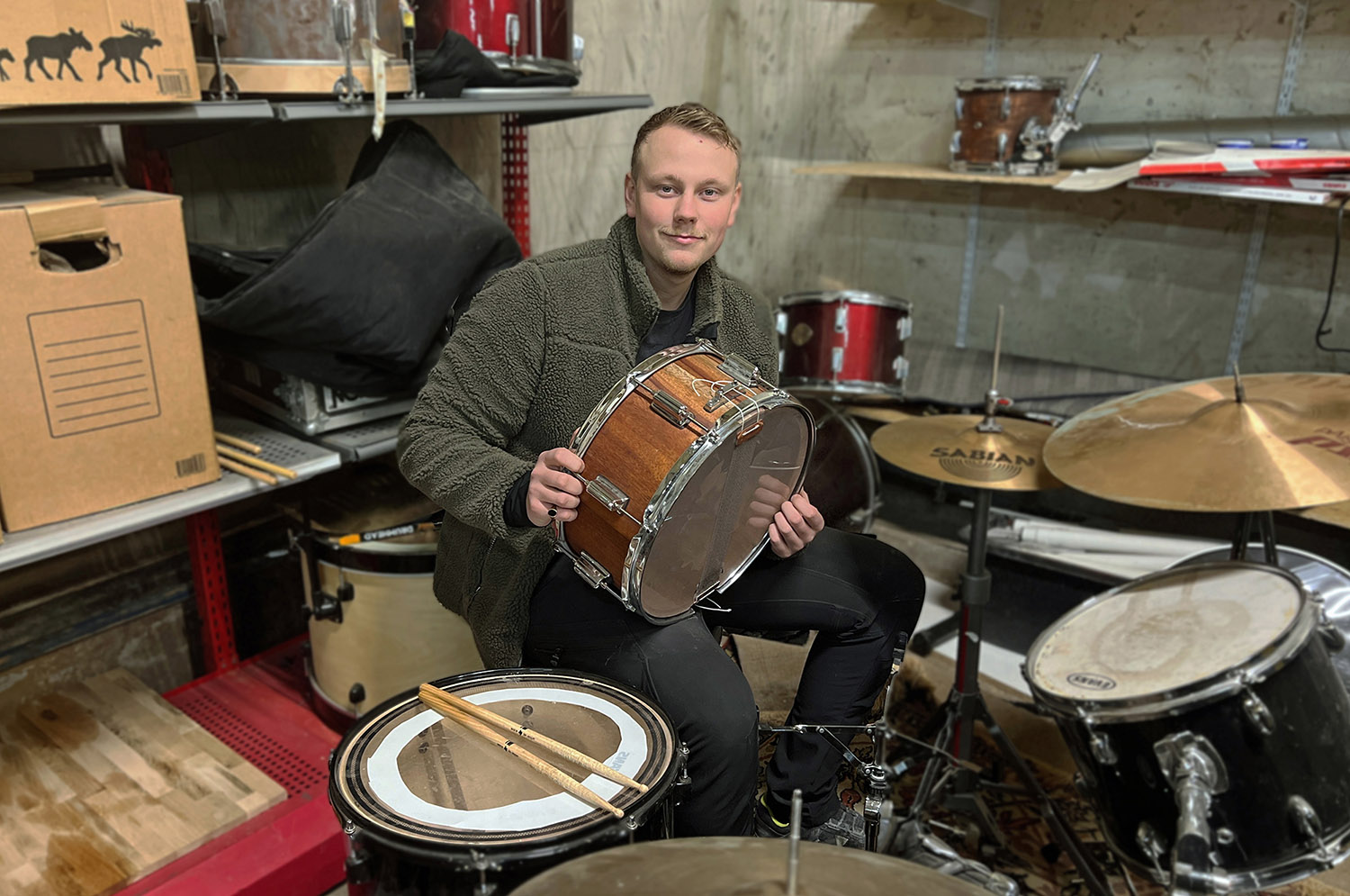 WIlle sitter bakom trumset.