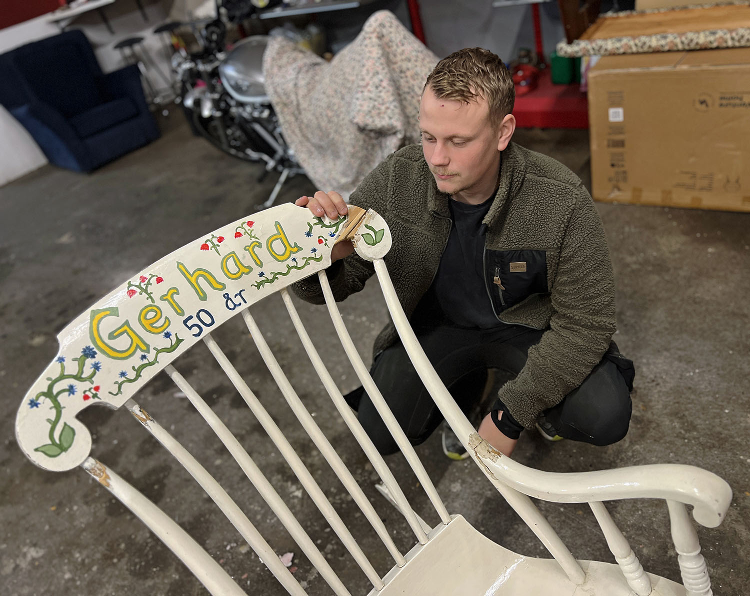 Wille intill gungstol han byggt.