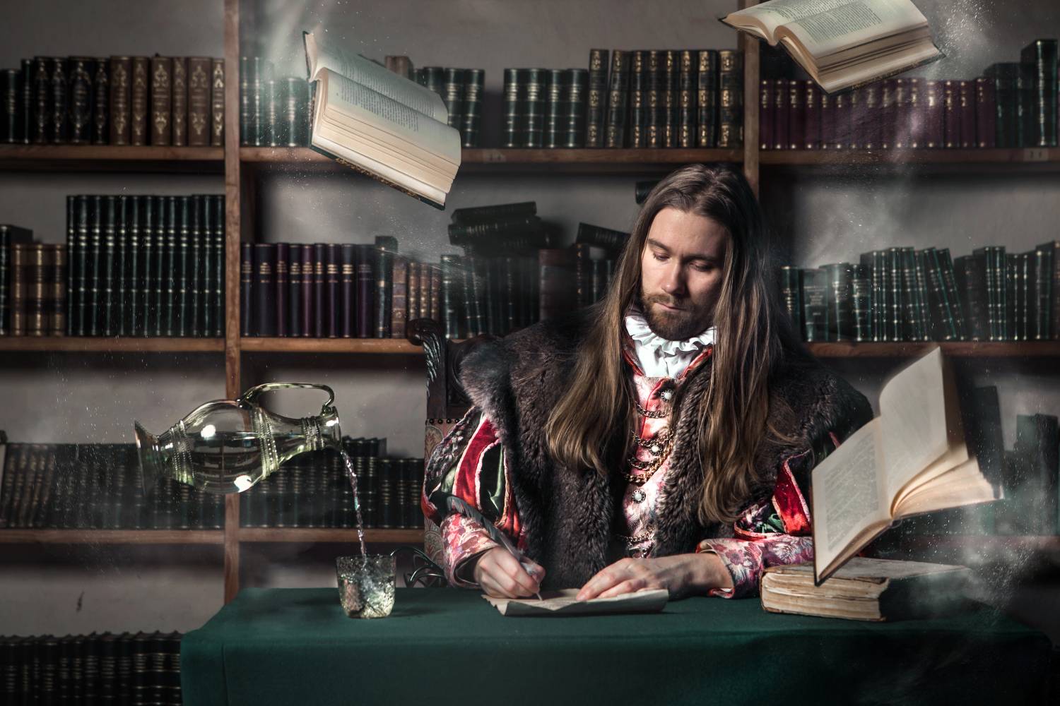Man i medeltidskläder skriver med fjäderpenna framför en bokhylla