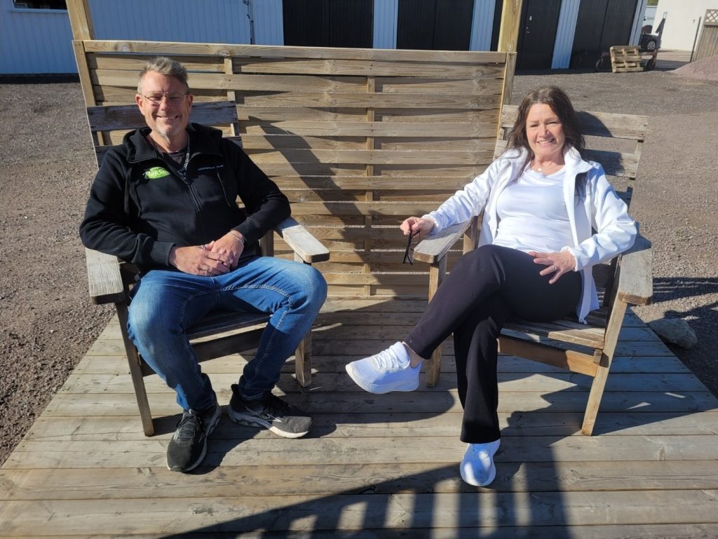 Andreas och Ussi Hedenskog på däcket till en av Vadstena Parkstops nya ställplatser. Foto: Björn Andersson.
