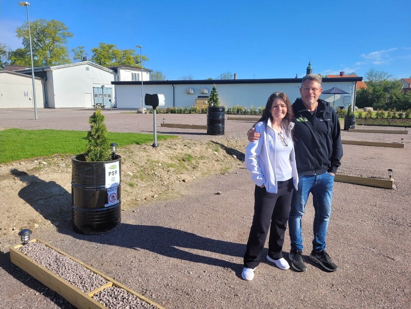 Ussi och Andreas Hedenskog framför några av Vadstena Parkstops nya ställplatser. Foto: Björn Andersson.
