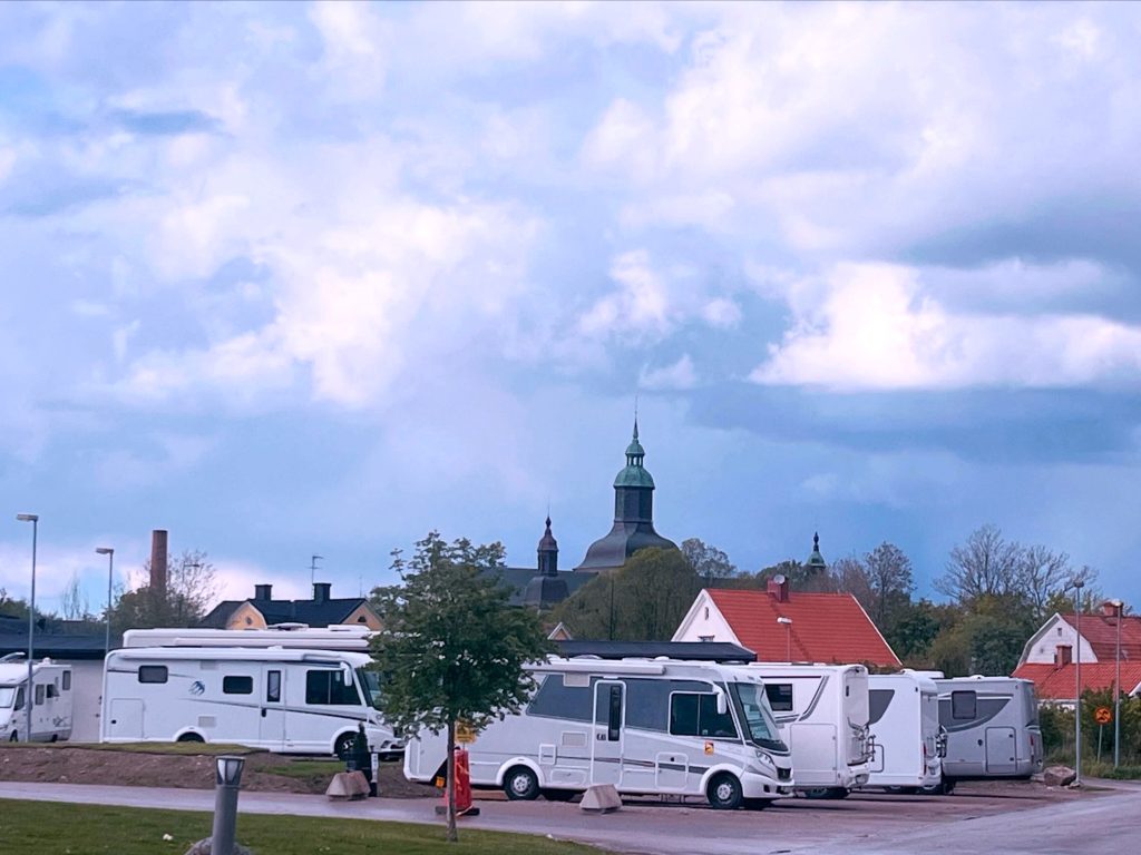 Vadstena Parkstop, redan första helgen var det fullt med husbilar på nya ställplatserna. Foto: Ussi Hedenskog.