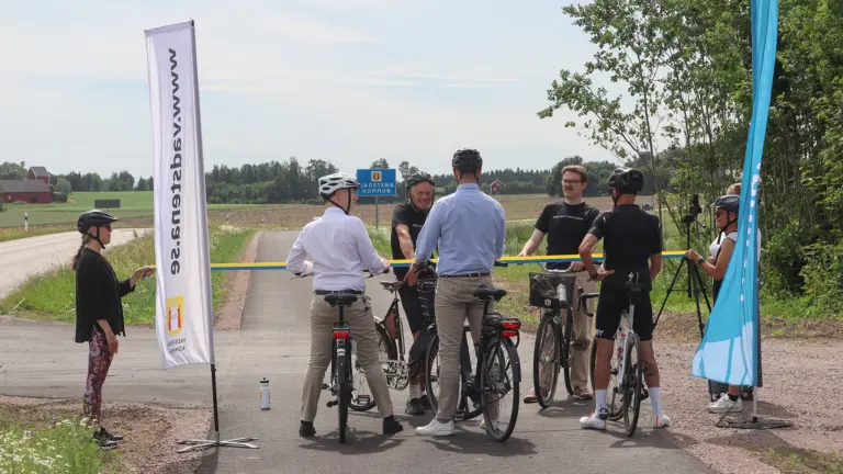 Cyklister som möts vid invigningsbandet