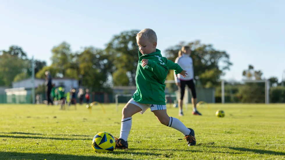 Pojke som spelar fotboll