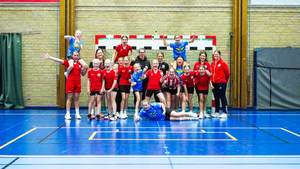 Uppställt tjejlag i handboll