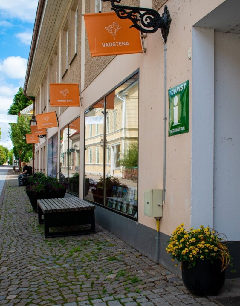 Turistbyråns skyltfönster.